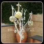 Addobbo floreale per matrimoni - tralcio ramificato con sfere di fiori e candele total white Addobbo floreale per matrimoni - tralcio ramificato con sfere di fiori e candele total white