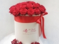 fiori in scatola cilindrica grande bianca con rose rosse