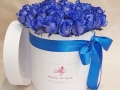 fiori in scatola cilindrica grande bianca con rose blu