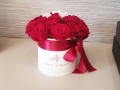 fiori in scatola cilindrica grande piccola con rose rosse