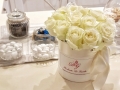 fiori in scatola cilindrica piccola con rose bianche