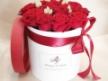 fiori in scatola cilindrica media con rose rosse