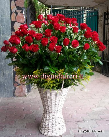 cesto di rose rosse