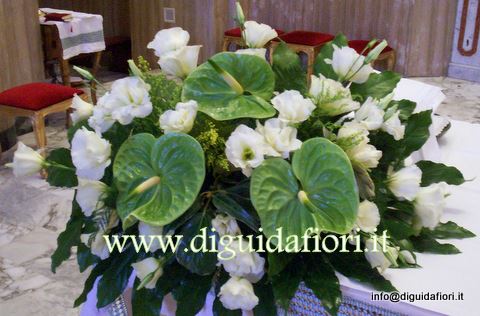 addobbo floreale con lisantus e anthurium