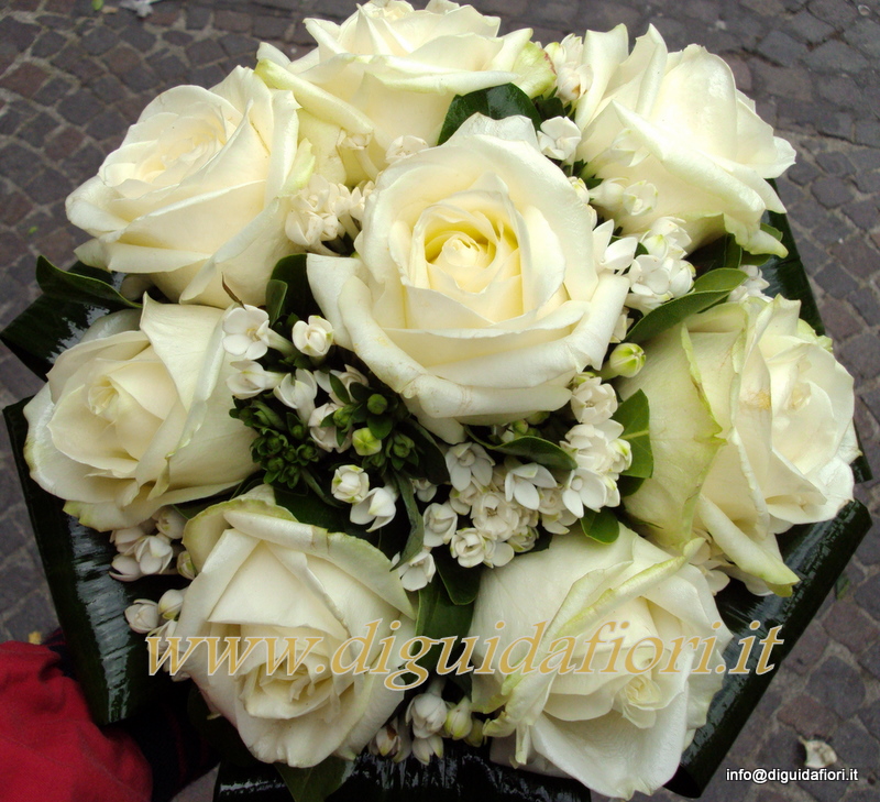 Bouquet da sposa con rose avalanche.