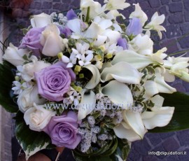 Bouquet da sposa bianco e glicine Bouquet da sposa bianco e glicine