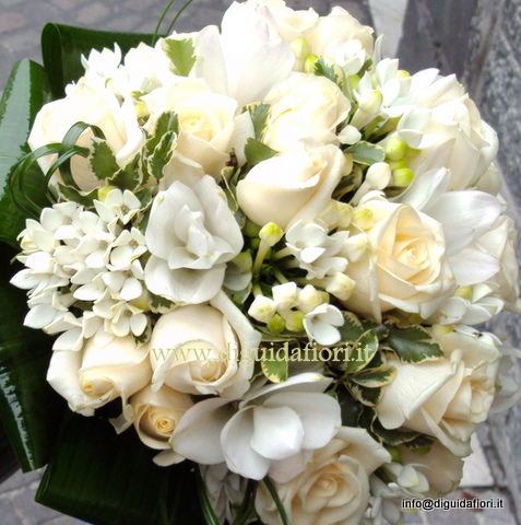 bouquet da sposa con rose vendela e curcuma bianchi