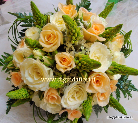 bouquet da sposa con rose e ornitogalli