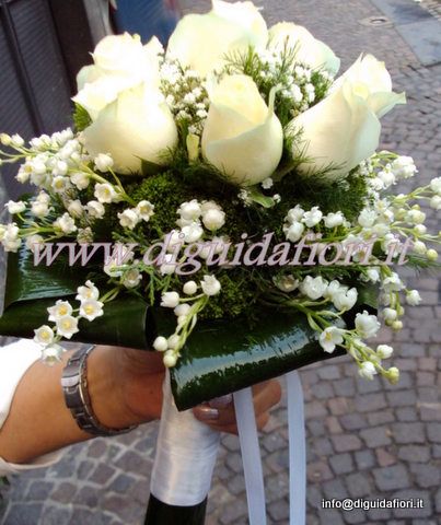 Bouquet da sposa con rose e mughetti