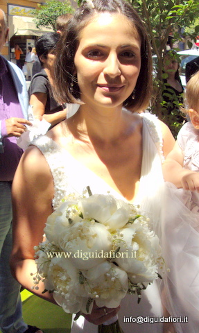 bouquet da sposa con peonie e mughetti