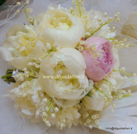 bouquet da sposa con mughetti e peonie bianche e rosa