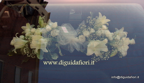composizione floreale per auto sposi composizione floreale per auto sposi