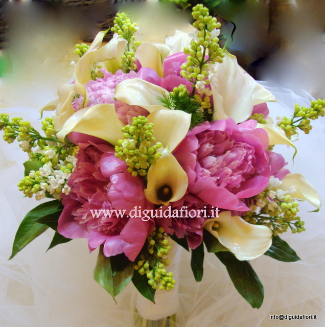 bouquet da sposa con calle bianche, peonie fucsia e fiori di lill