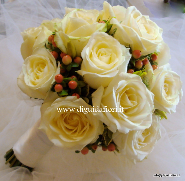 bouquet da sposa con rose avalanche