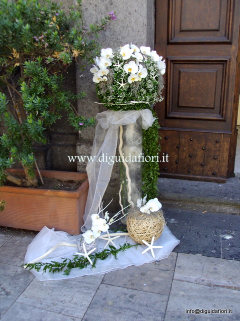 addobbo floreale a sfera con orchidee phalaenopsis