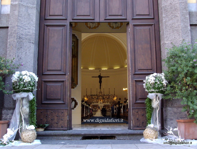 addobbo floreale per matrimonio-chiesa S.S. Trinità- via Tasso-Napoli