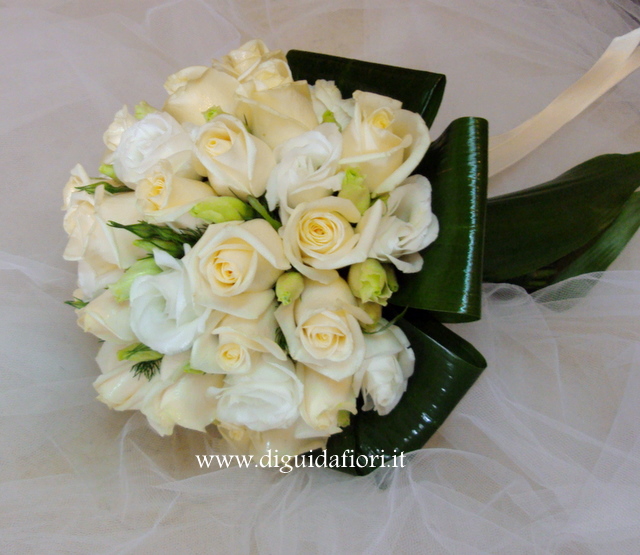 Bouquet da sposa con rose vendela e lisantus bianchi