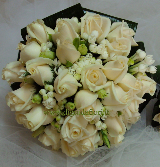 Bouquet da sposa con rose vendela e bouvardia