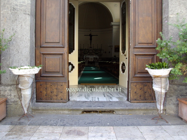 cesti di petali di rose e di coni portariso per matrimoni