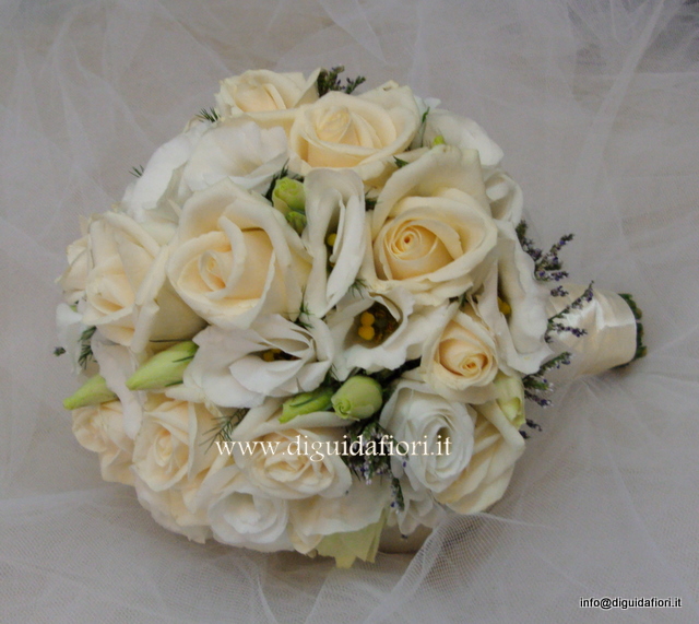Bouquet da sposa con rose vendela e lisantus bianchi