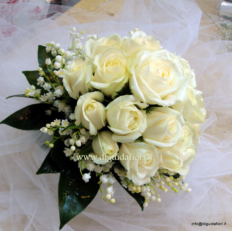 Bouquet da sposa con rose e mughetti