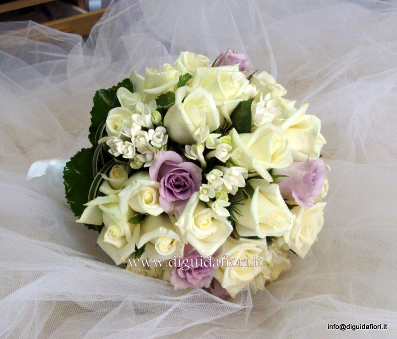 Bouquet da sposa con rose bianche e glicine