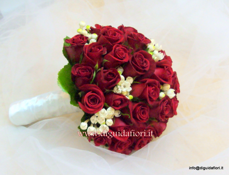 Bouquet da sposa con rose rosse e bouvardia