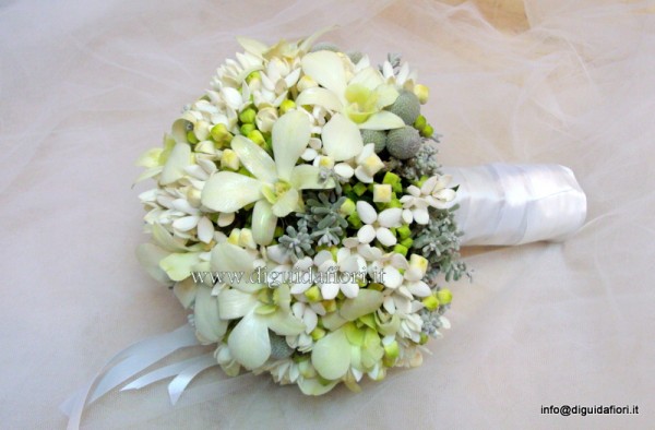 bouquet con bouvardia e orchidee