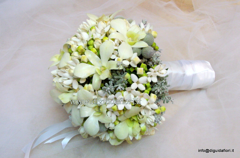 Bouquet da sposa con bouvardia e orchidee dendrobium