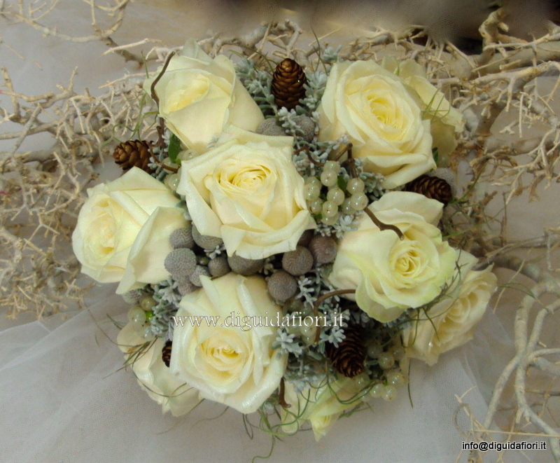 Bouquet da sposa con rose avalanche e vischio