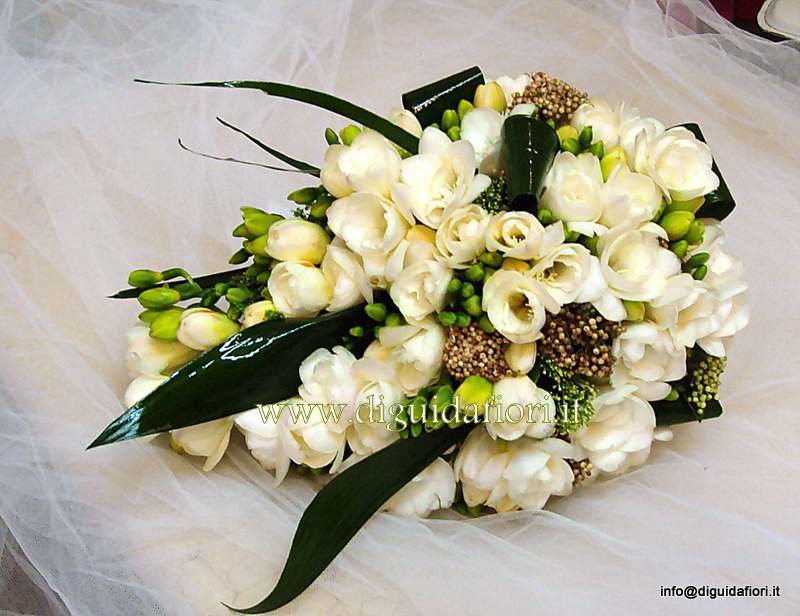 Bouquet da sposa con fresie pendente – Matrimonio sposa Napoli