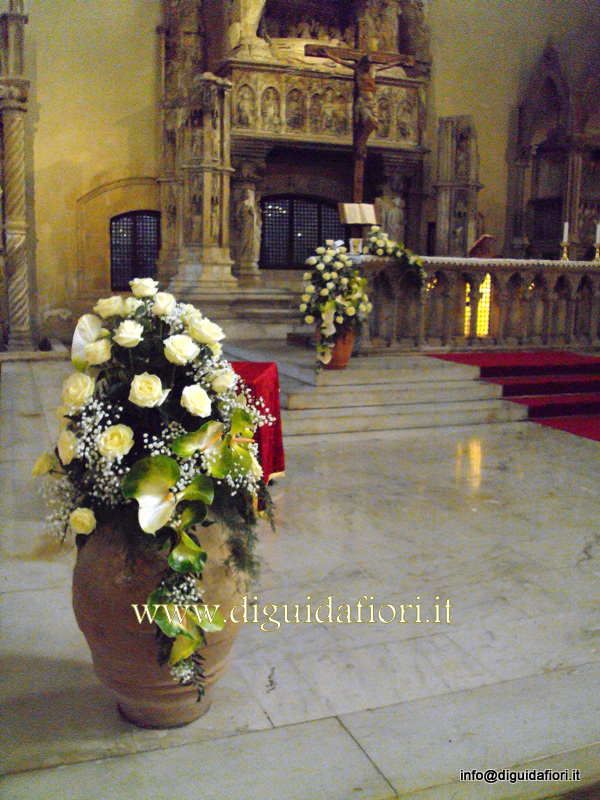 Composizione floreale in anfora di terracotta – Chiesa Santa Chiara Napoli