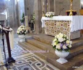 Addobbo floreale con ortensie e peonie – Duomo di Caserta Vecchia Addobbo floreale con ortensie e peonie – Duomo di Caserta Vecchia