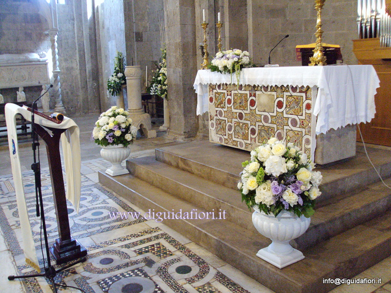 Addobbo floreale con ortensie e peonie – Duomo di Caserta Vecchia