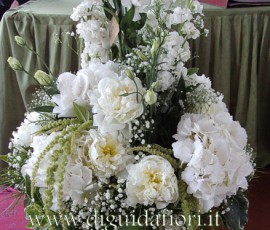 Composizione floreale con peonie e ortensie – Nozze Napoli Composizione floreale con peonie e ortensie – Nozze Napoli