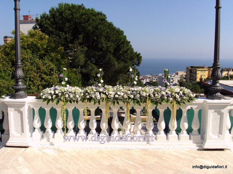 Composizione floreale per balaustra – Matrimonio Villa Cilento Napoli