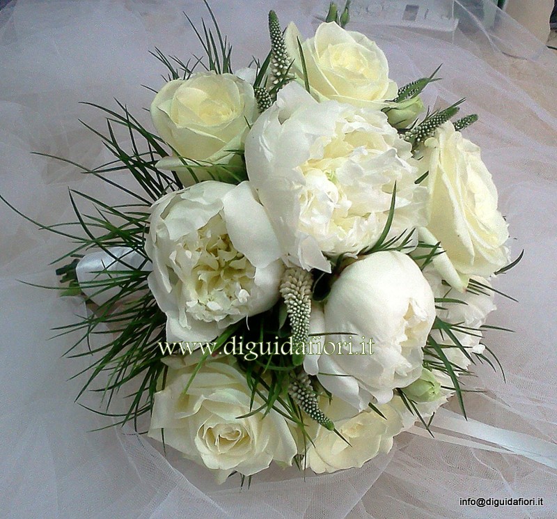 Bouquet da sposa con rose avalanche e peonie – Sposa Napoli