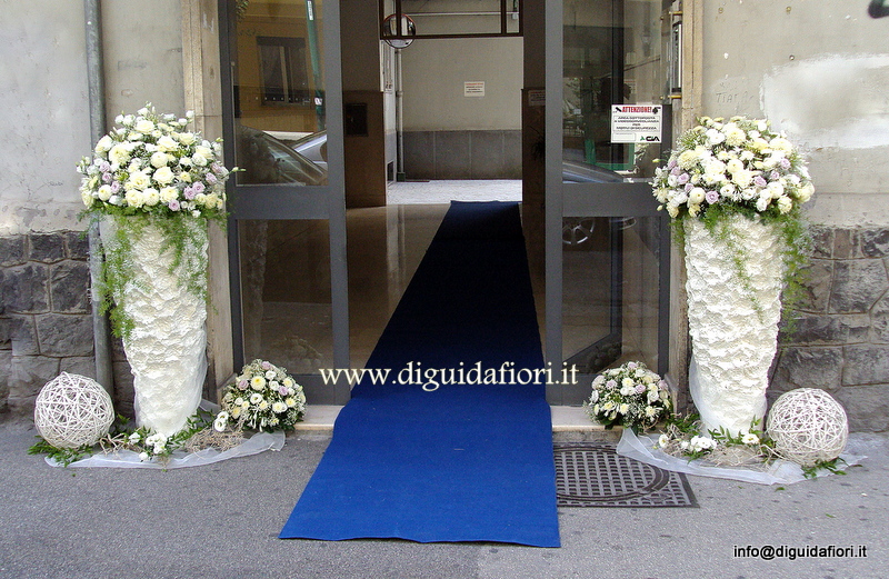 Addobbo floreale per casa della sposa – Matrimonio bianco e glicine