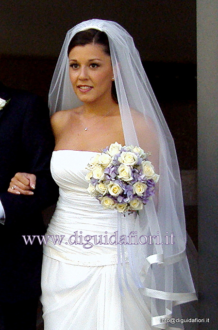 Bouquet da sposa con rose bianche e ortensia glicine – Sposa Napoli