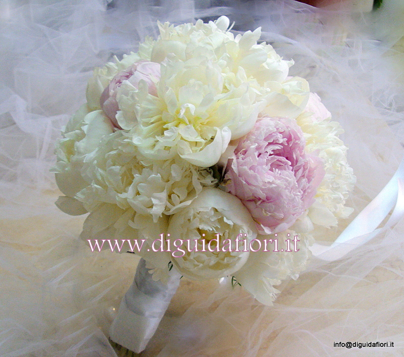 Bouquet da sposa con peonie bianche e rosa – sposa Napoli