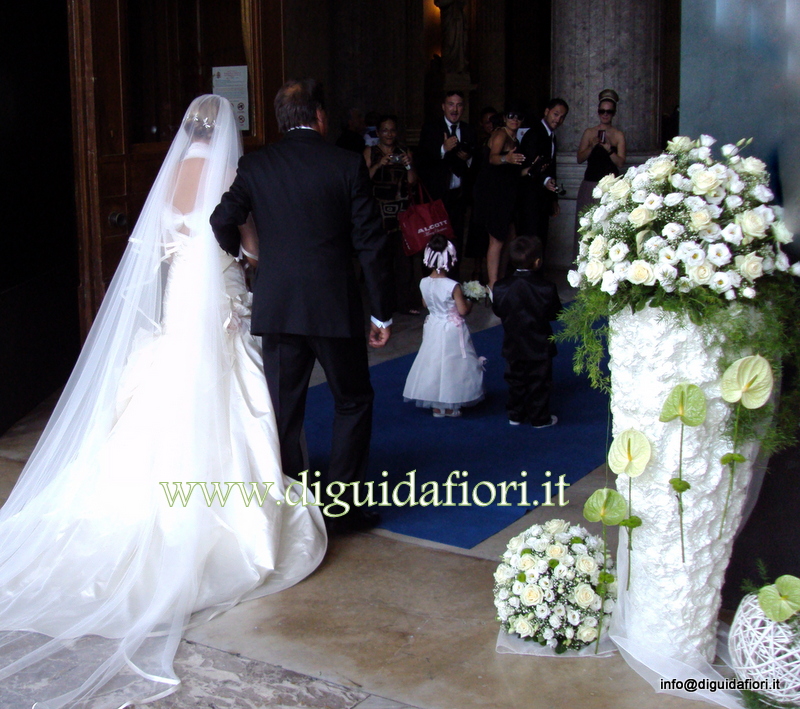 Ingresso della sposa Basilica di San Francesco di Paola (Napoli) – addobbi floreali per matrimonio