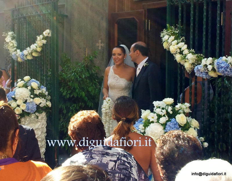 Addobbo floreale per ingresso della Chiesa di Materdei – Fiorista Matrimonio Napoli