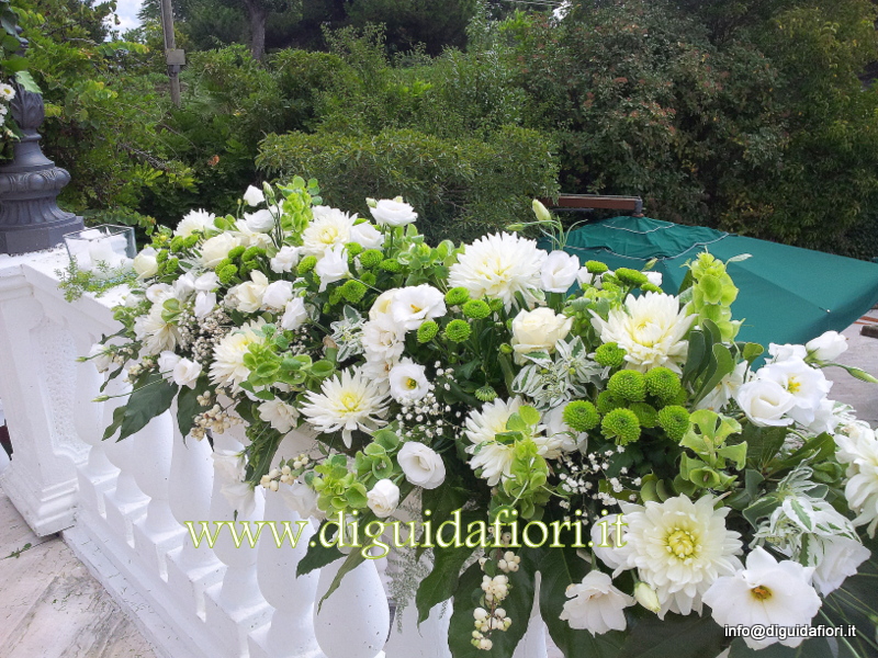 Composizione floreale con dalie e lisianthus bianchi – Matrimonio in Villa Cilento