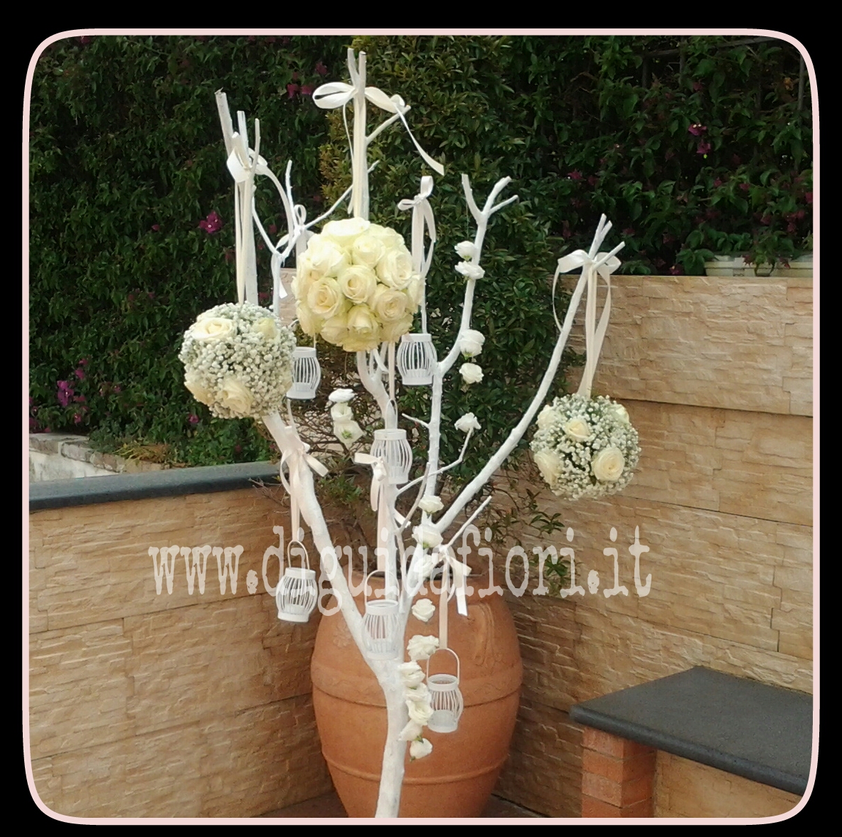 Addobbo floreale per matrimoni – tralcio ramificato con sfere di fiori e candele total white