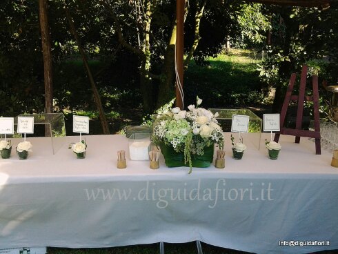 Composizione floreale a forma squadrata per buffet – Matrimonio  Fiorista Roberto Di Guida – Casa D’Ascia Cuma