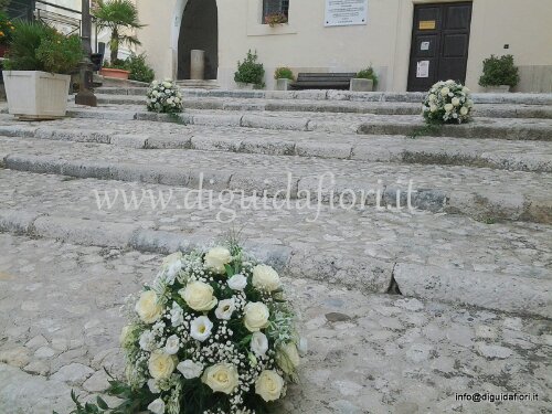 Matrimonio al Duomo di Caiazzo –  composizioni floreali all’ingresso della chiesa