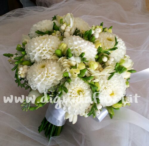 Bouquet da sposa con Dalie e Fresie – Total white