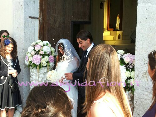 Addobbo floreale con rose avalanche e ortensie – Matrimonio Chiesa del Castello di Limatola (CE)