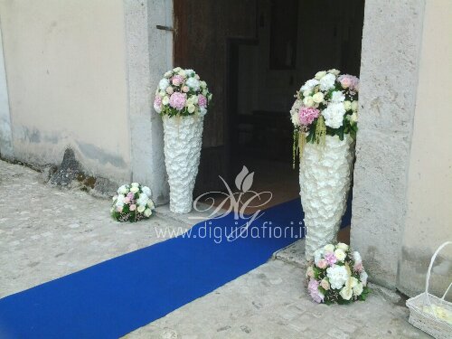 Addobbo floreale con rose avalanche e ortensie – Matrimonio a Caserta Addobbo floreale con rose avalanche e ortensie – Matrimonio a Caserta