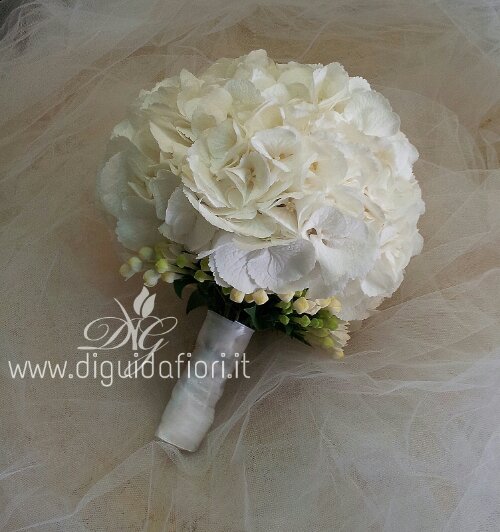 Bouquet da sposa con ortensie bianche